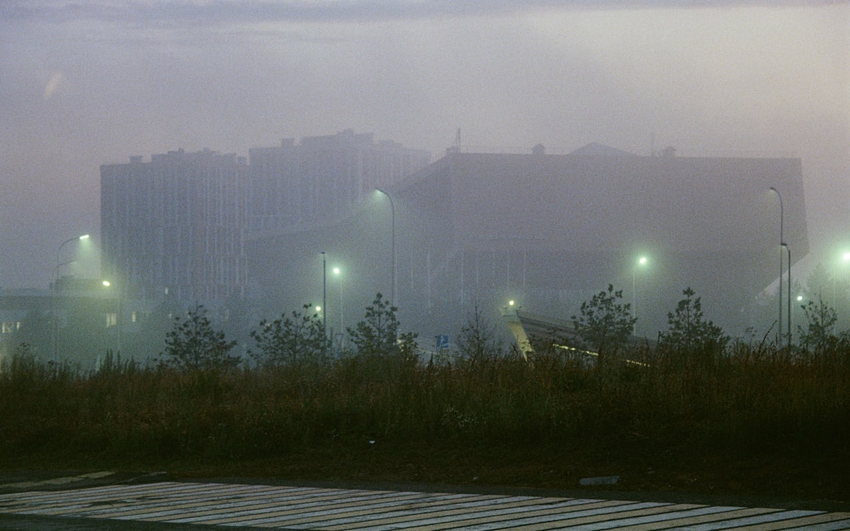 霧に包まれた早朝の街灯と建物